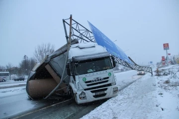 Tekirdağ&rsquo;da Tır dorsesi devrildi, yol kapandı