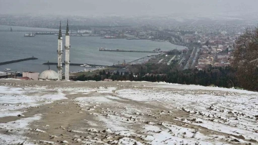 Tekirdağ&rsquo;da kar yağışı, 2 farklı atmosfer yaşandı

