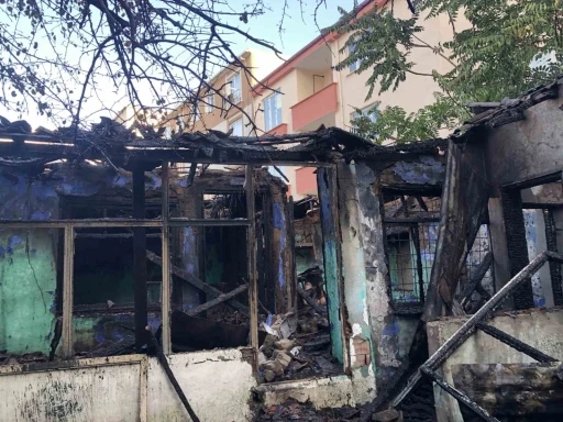 Tekirdağ&rsquo;da metruk bina alev topuna d&ouml;nd&uuml;
