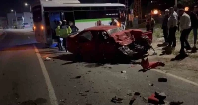 Tekirdağ&rsquo;da otomobille minib&uuml;s&uuml;n kafa kafaya &ccedil;arpıştığı kaza kamerada: 1 ağır yaralı
