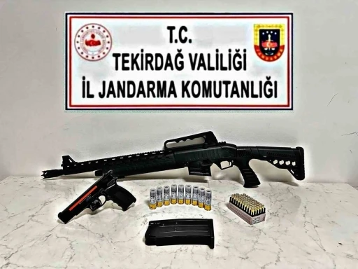 Tekirdağ&rsquo;da silah ve uyuşturucu madde ele ge&ccedil;irildi
