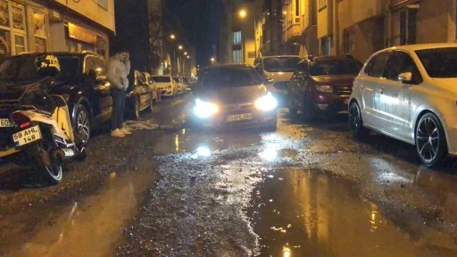 Tekirdağ&rsquo;da yol &ccedil;&ouml;kt&uuml;, otomobil &ccedil;ukura saplandı
