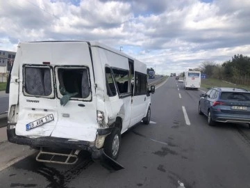 İş&ccedil;i servisi ile askerleri taşıyan minib&uuml;s &ccedil;arpıştı: 24 yaralı