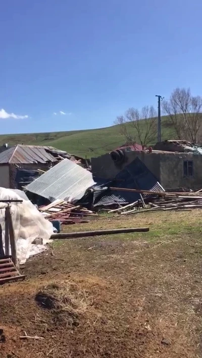 Tekman&rsquo;da hortumda binaların &ccedil;atıları u&ccedil;tu
