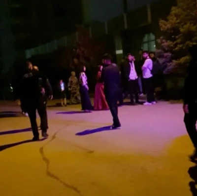 Tekme ve yumrukların havada u&ccedil;uştuğu d&uuml;ğ&uuml;n kavgasında polis memurları arada kaldı
