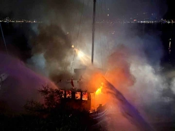 Tekne yangını g&uuml;&ccedil;l&uuml;kle s&ouml;nd&uuml;r&uuml;ld&uuml;
