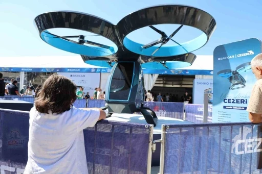 TEKNOFEST kapılarını a&ccedil;tı gen&ccedil;ler teknolojiye akın etti
