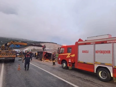 Tekstil iş&ccedil;ilerini taşıyan minib&uuml;s karşı şeride ge&ccedil;erek otomobille &ccedil;arpıştı: 1&rsquo;i ağır 13 yaralı
