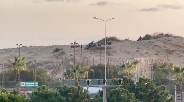 Tel &ouml;rg&uuml;yle &ccedil;evrili koruma altındaki sit alanında Off-Road yapıp kum zambaklarına zarar veriyorlar
