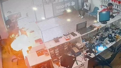 Telefon bataryası tamir edilirken patladı!