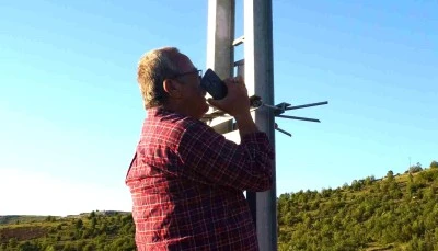 Telefon &ccedil;ekmeyen mezrada vatandaşlar elektrik direğine &ccedil;ıkıyor