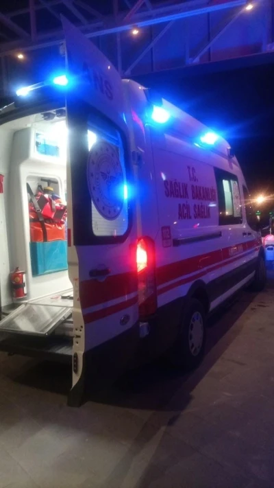 Telefonla konuşurken &uuml;zerine yıldırım d&uuml;şen kadın ağır yaralandı
