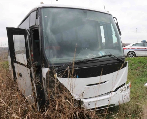 Telefonla oynarken midib&uuml;s&uuml;n kontrol&uuml;n&uuml; kaybetti, araziye girdi
