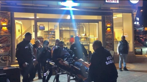 Telefonunu &ccedil;almak isteyenlere direnen yaşlı adam bı&ccedil;aklandı
