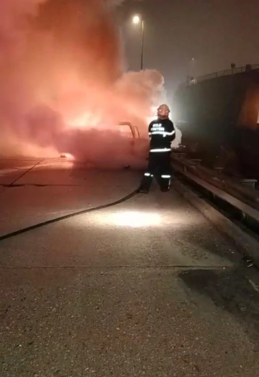 TEM&rsquo;de motor kısmında yangın &ccedil;ıkan otomobil alev topuna d&ouml;nd&uuml;
