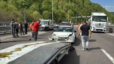 TEM&rsquo;de otomobille oto kurtarıcı &ccedil;arpıştı: 3 yaralı
