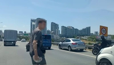  TEM'de para g&ouml;t&uuml;ren motokurye d&uuml;şt&uuml;, yola sa&ccedil;ılanları vatandaşlar topladı