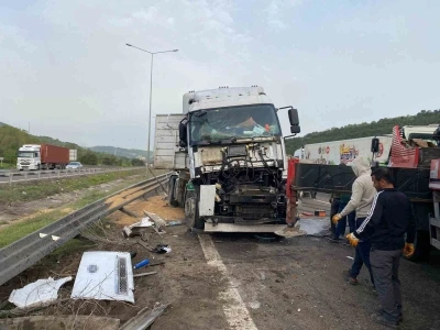 TEM&rsquo;de s&uuml;r&uuml;c&uuml;s&uuml;n&uuml;n uyuduğu iddia edilen buğday y&uuml;kl&uuml; tır devrildi
