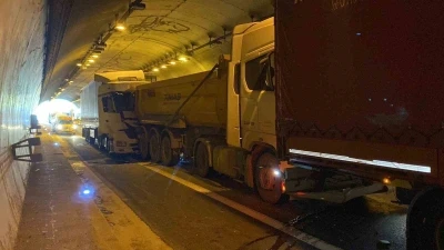 TEM Otoyolu&rsquo;nda 3 tır ile hafriyat kamyonu zincirleme kazaya karıştı: 2 yaralı