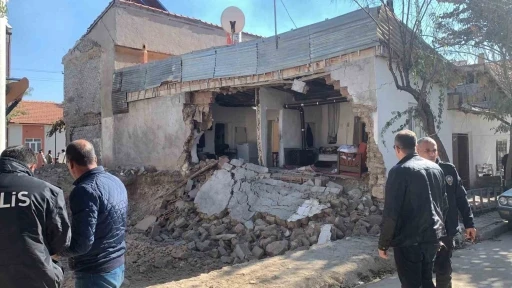 Temel kazısı sırasında evin duvarı yıkıldı, yaşlı kadın &ouml;l&uuml;mden d&ouml;nd&uuml;
