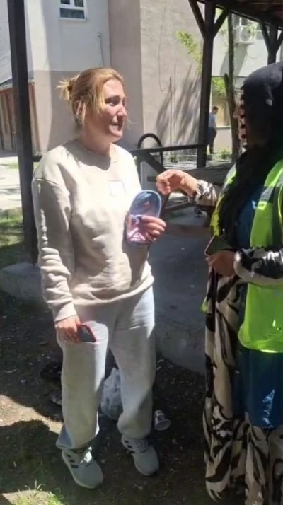 Temizlik g&ouml;revlisi bulduğu para dolu c&uuml;zdanı sahibine teslim etti
