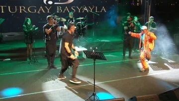 Temizlik g&ouml;revlisinden s&uuml;p&uuml;rgesi ile sahnede g&ouml;r&uuml;lmemiş oyun performansı
