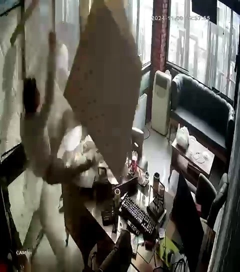 Temizlik i&ccedil;in &ccedil;ıktığı asma tavan &ccedil;&ouml;kt&uuml;, kendini yerde buldu
