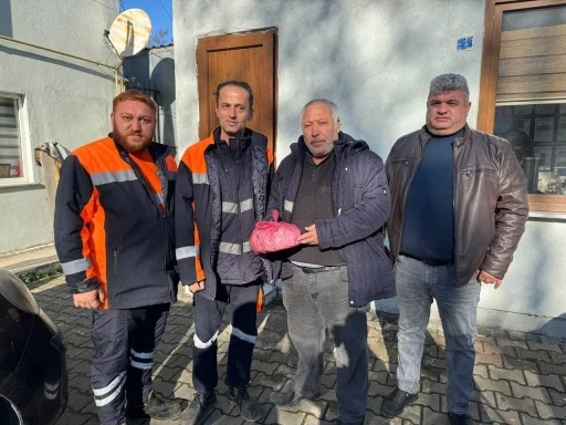 Temizlik iş&ccedil;ileri, buldukları i&ccedil;i para dolu poşeti sahibine videolu g&ouml;r&uuml;şerek teslim ettiler
