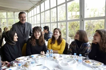 Tepebaşı gen&ccedil;lerin yanında
