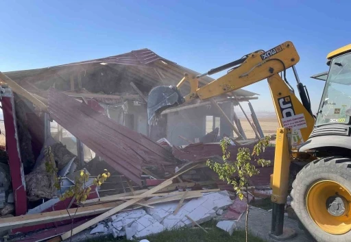 Tepebaşı&rsquo;nda tarım arazilerindeki ka&ccedil;ak yapılar yıkılıyor
