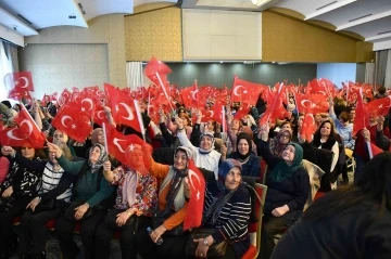 Tepebaşılı 3 bin kadın G&uuml;lden Karab&ouml;cek konseriyle coştu
