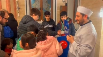 Teravih namazına gelen &ccedil;ocuklara gofret ve meyve suyu ikram edildi
