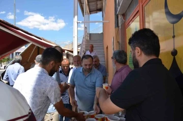 Tercan&rsquo;da camii cemaatine aşure dağıtıldı
