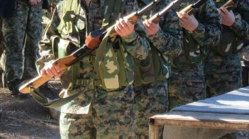 Ter&ouml;r &ouml;rg&uuml;t&uuml; PKK/YPG Irak ve Suriye'de &ccedil;ocukları silahlı &ccedil;atışmaya zorlamaya devam ediyor