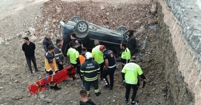 Ters d&ouml;nen aracın s&uuml;r&uuml;c&uuml; yaralandı
