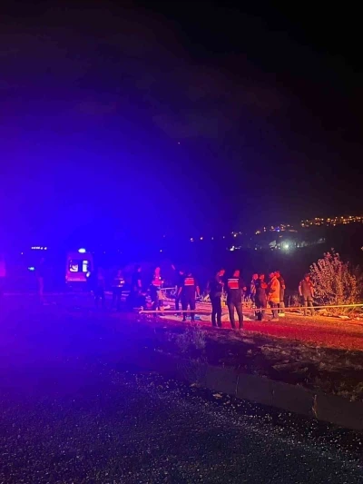 Ters şeride giren alkoll&uuml; tır s&uuml;r&uuml;c&uuml;s&uuml; motosiklete &ccedil;arptı: 2 &ouml;l&uuml;, 1 yaralı