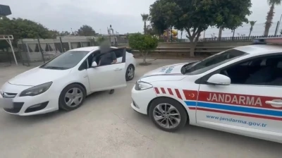 Ters şeritten gitti, s&uuml;r&uuml;c&uuml; belgesi alındı hastaneye sevk edildi
