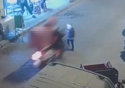 Ters y&ouml;nden gelen motosiklet karşıdan karşıya ge&ccedil;en &ccedil;ocuğa &ccedil;arptı
