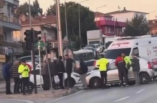 Bursa'da ters y&ouml;nden ilerleyen ambulans otomobile &ccedil;arptı