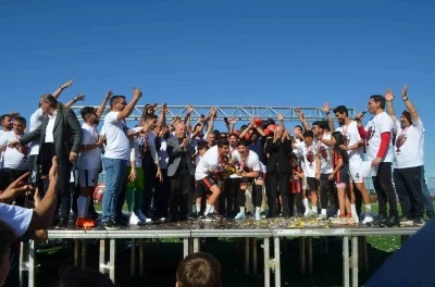 TFF 3. Lig&rsquo;e y&uuml;kselen Denizli İdmanyurdu şampiyonluk kupasını kaldırdı
