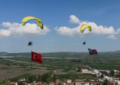 THK Pilotları g&ouml;ky&uuml;z&uuml;nde T&uuml;rk bayrağı a&ccedil;arak 19 Mayıs'ı kutladı