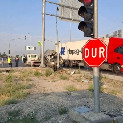 Ticari ara&ccedil; elektrik direğine &ccedil;arptı: 7 yaralı