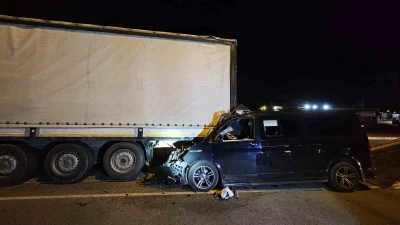 Ticari ara&ccedil; tıra arkadan &ccedil;arptı: 1 ağır yaralı
