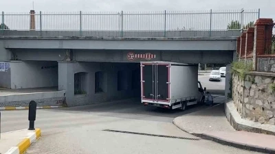 Ticari ara&ccedil; tren yolu alt ge&ccedil;itte sıkıştı
