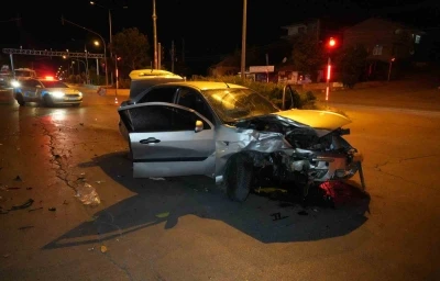 Ticari taksi ile otomobil kafa kafaya &ccedil;arpıştı: 3 yaralı