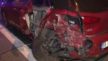 Ticari taksi otomobile arkadan &ccedil;arptı: 2 yaralı
