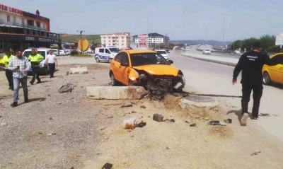 Ticari taksinin kaza anı kamerada: 2 yaralı
