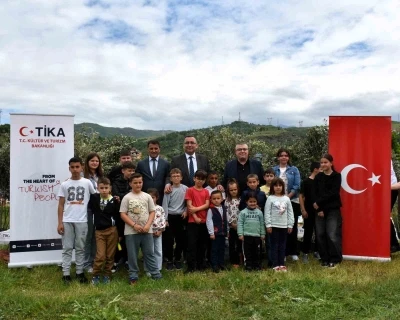 TİKA&rsquo;dan Arnavutluk&rsquo;taki yetim ailelere zeytin fidanı ve g&uuml;bre desteği
