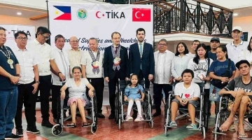 TİKA&rsquo;dan, Filipinler&rsquo;deki 900 hastaya ila&ccedil; ve 100 engelli bireye tekerlekli sandalye temini