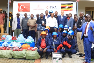 TİKA&rsquo;dan Uganda&rsquo;daki K&uuml;&ccedil;&uuml;k &Ouml;l&ccedil;ekli Madencilere Ekipman Desteği